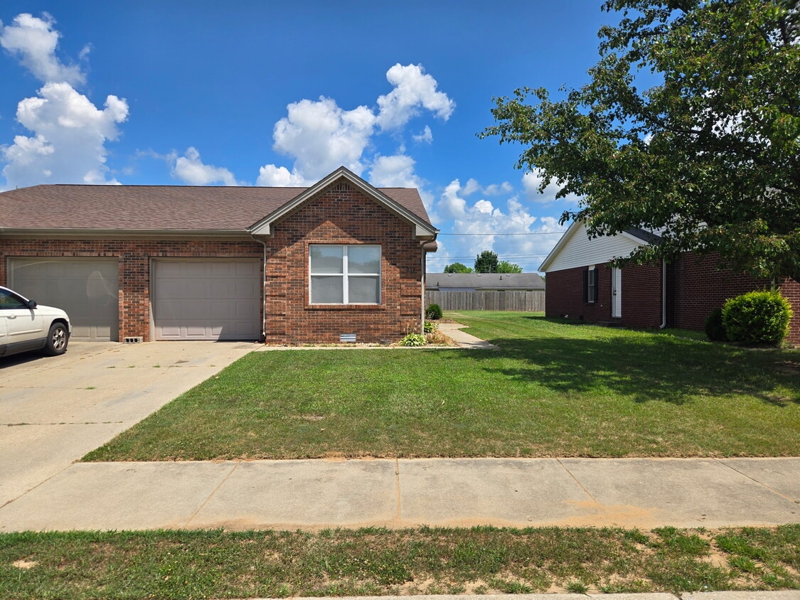 One car garage - 817 Emma Dr