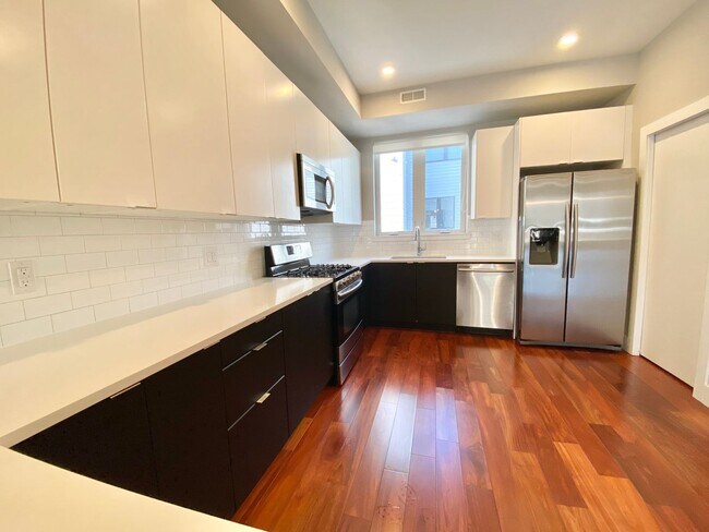 Building Photo - Luxurious 2 Bedroom Apartment in the Heart...