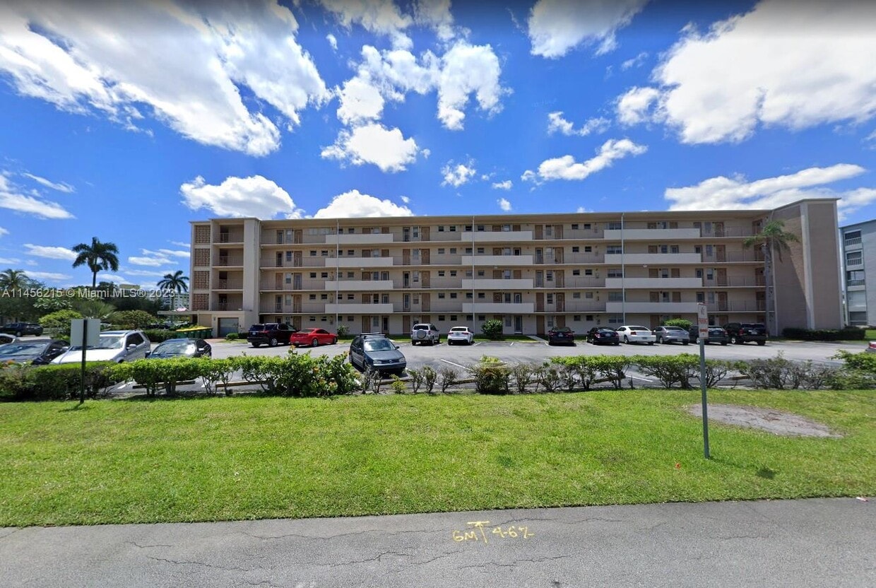950 Hillcrest Dr Unit 411, Hollywood, FL 33021 Room for Rent in