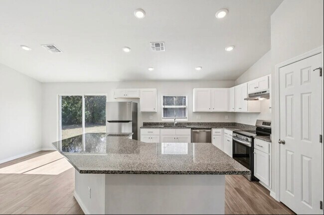 Foto del edificio - 13238 Fowler Ave