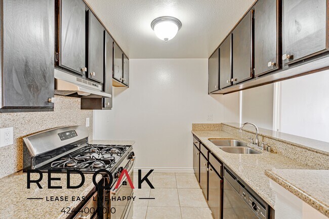 Foto del edificio - Stunning, Bright Two Bedroom with Spacious...