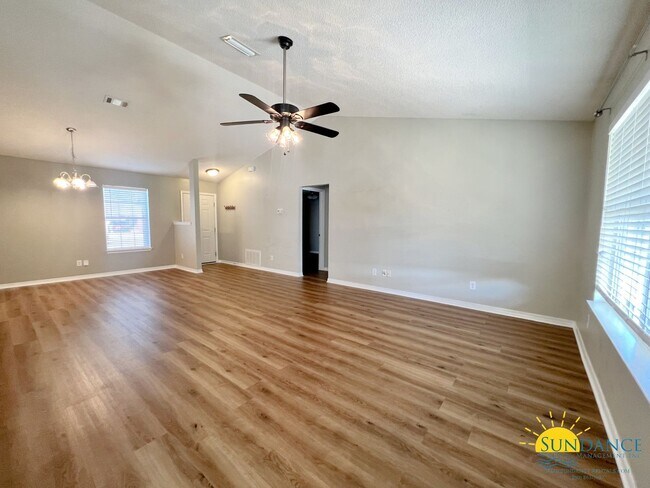Foto del edificio - East Milton home with large yard!: Move-in...