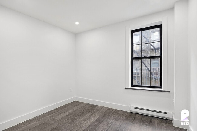 Building Photo - 476 W 165th St