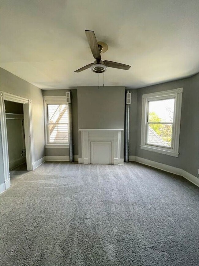 Foto del edificio - 6 bed 3 bath - recently updated large home...