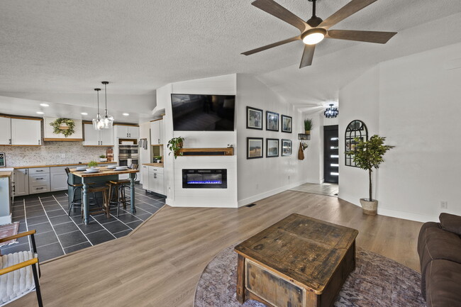 Building Photo - 901 Candlestar Loop N