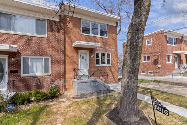 Foto del edificio - 5816 35th Pl