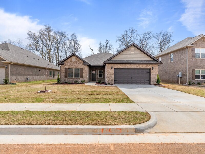 Foto principal - 210 Saddle St