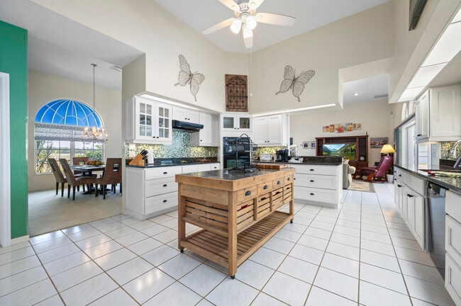 Building Photo - 12879 SW Kings Row