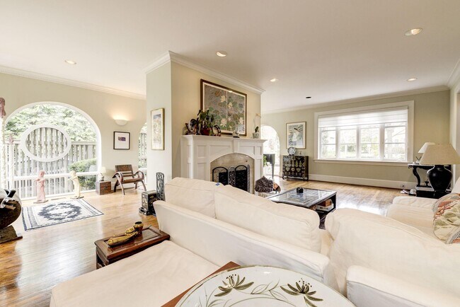 Building Photo - 5112 Edgemoor Ln