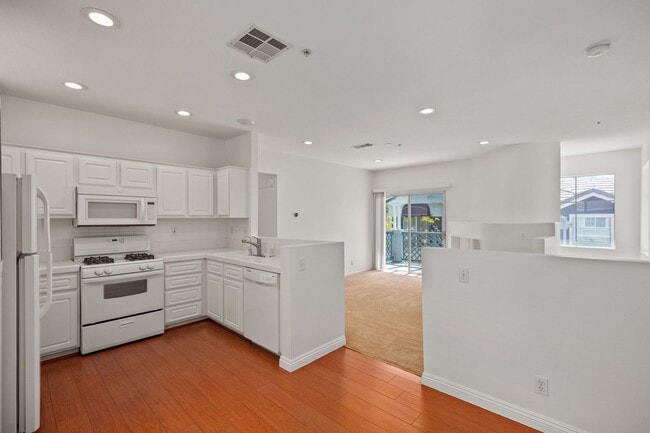 Building Photo - Welcome home to this cozy 2 bedroom townho...