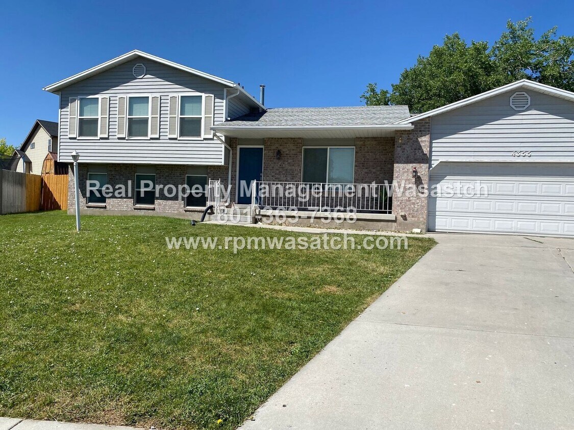 Primary Photo - Come See this Charming 4 Bed, 2 Bath home!