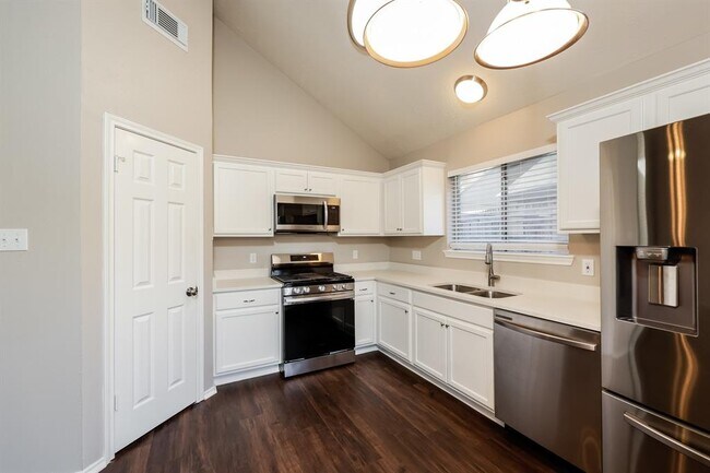 Foto del edificio - 12215 White River Dr