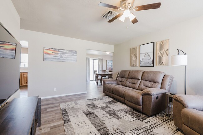 Building Photo - Cozy 2 Bed 2 Bath Home - Fully Furnished