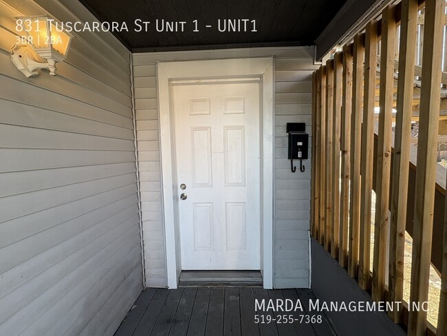 Photo du bâtiment - UPDATED 3-BEDROOM/2-BATH MAIN FLOOR UNIT I...