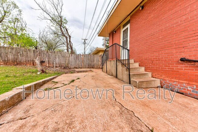 Building Photo - 2817 N Virginia Ave