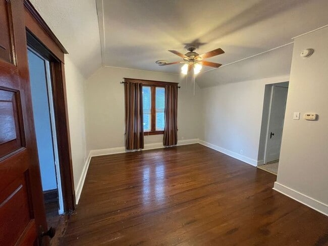 middle room - 420 E 8th St