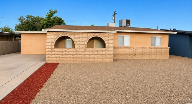 Building Photo - 2533 S Olivia Ave