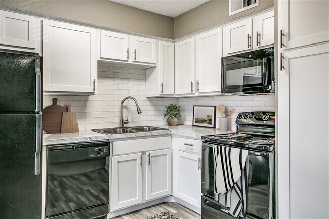 Building Photo - 2105 Cottonwood Club Dr