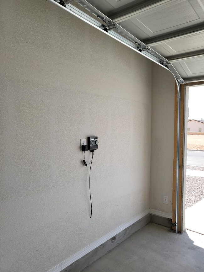 Foto del edificio - 15137 Ambition Ave