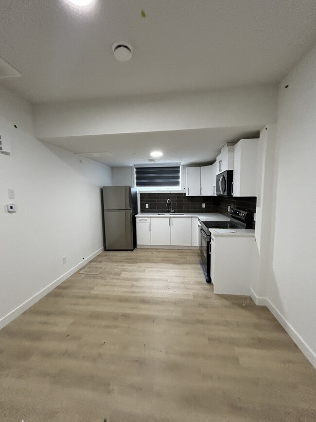 Building Photo - 6631-6642 42 Ave