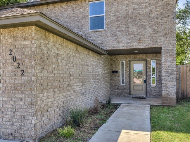 Building Photo - Newer home in the heart of OKC + 5 bedroom...