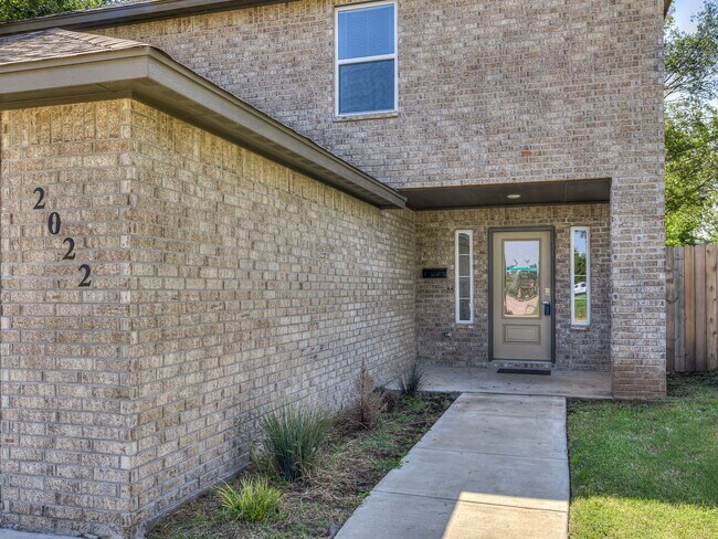 Foto del edificio - Newer home in the heart of OKC + 5 bedroom...