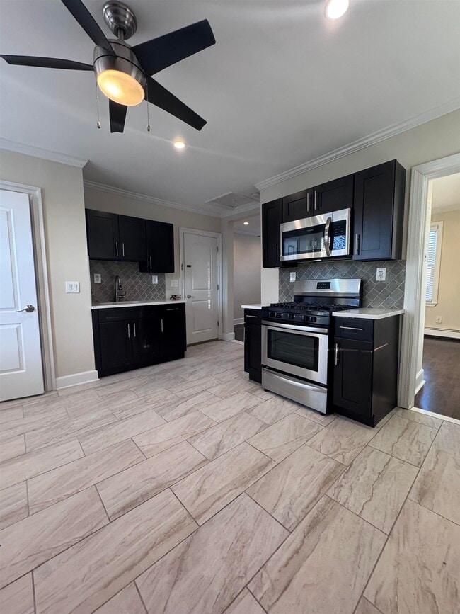 Building Photo - 14 River St