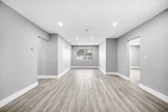 Foto del edificio - 645 NE 149th St