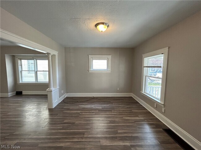 Building Photo - 3327 W 88th St