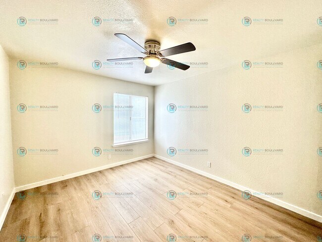 Foto del edificio - Newly Renovated downstairs Condo