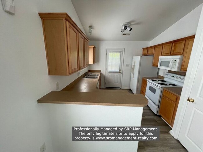 Foto del edificio - Great Three Bedroom Ranch with Fenced Yard...