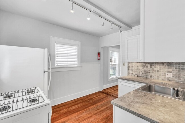 Building Photo - 1320 W Pierce St