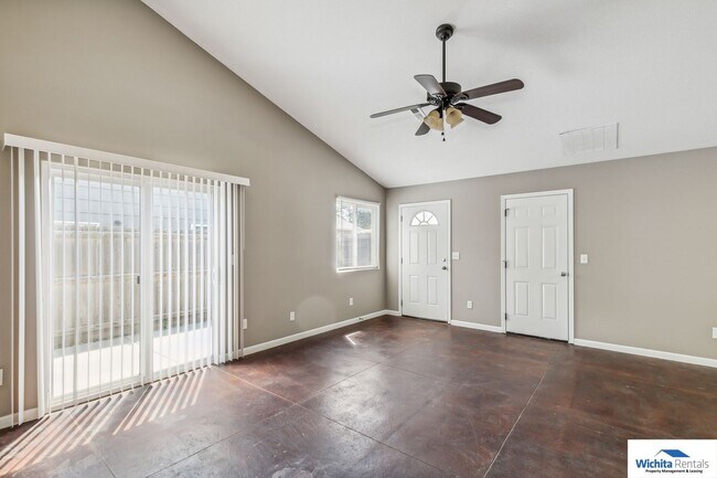 Building Photo - 3 bedroom, 2 bath duplex
