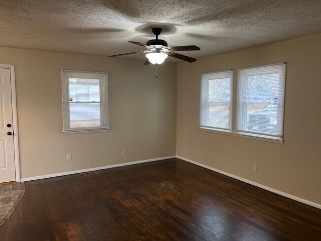 Foto del edificio - Centrally located 3 bedroom bungalow READY...