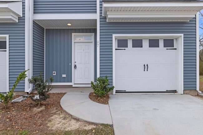 Building Photo - Townhome in Hampstead!