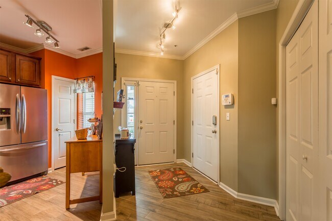 Building Photo - 8910 Executive Club Dr