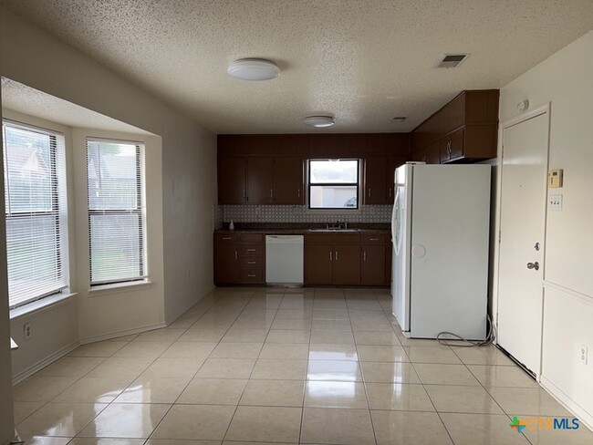 Foto del edificio - 3120 Panhandle Dr