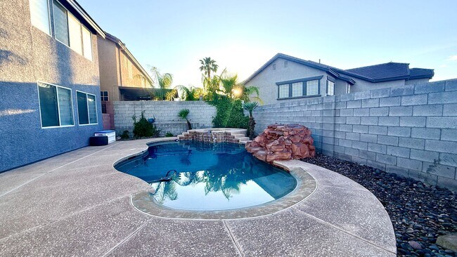 Foto del edificio - Five bedroom home in Henderson with downstairs bedroom and pool And Spa