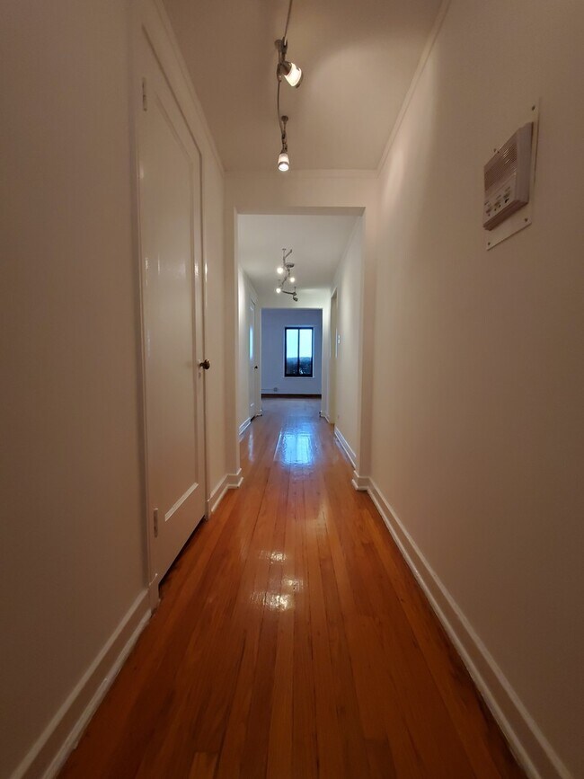 Foto del edificio - 1204 W Chase Ave