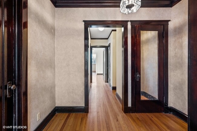 Front Entrance Hallway - 1636 W Balmoral Ave