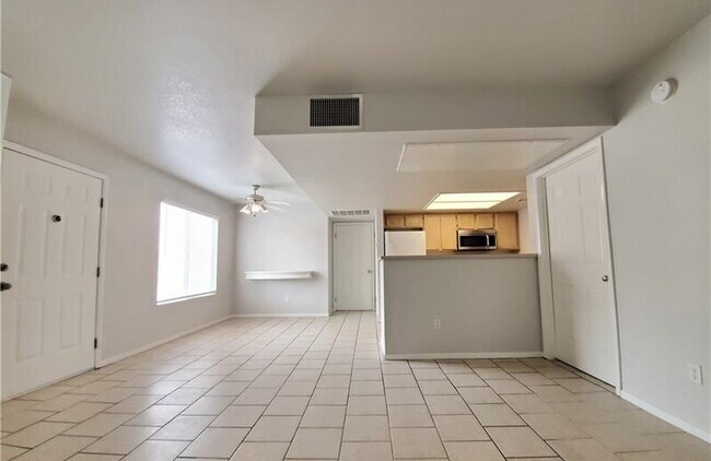 Foto del edificio - Beautiful 2-Bed, 2-Bath 2nd-Floor Condo at Southern Vista
