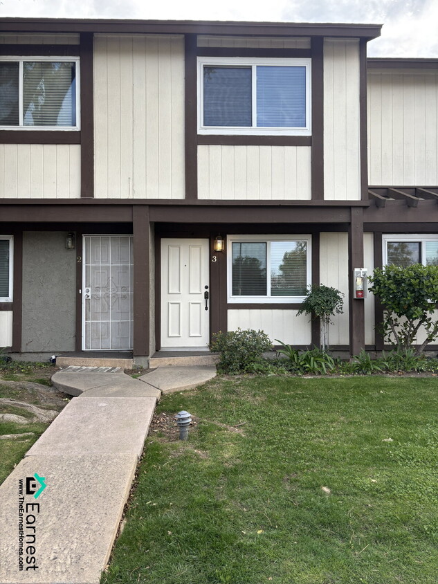 Primary Photo - Spacious & Modern 3-Bedroom Condo in Prime...