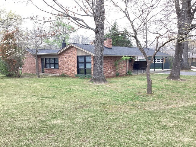 Building Photo - 404 Edgewood Dr