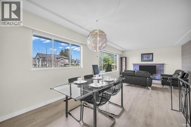 Photo du bâtiment - 8620 Camden Crescent