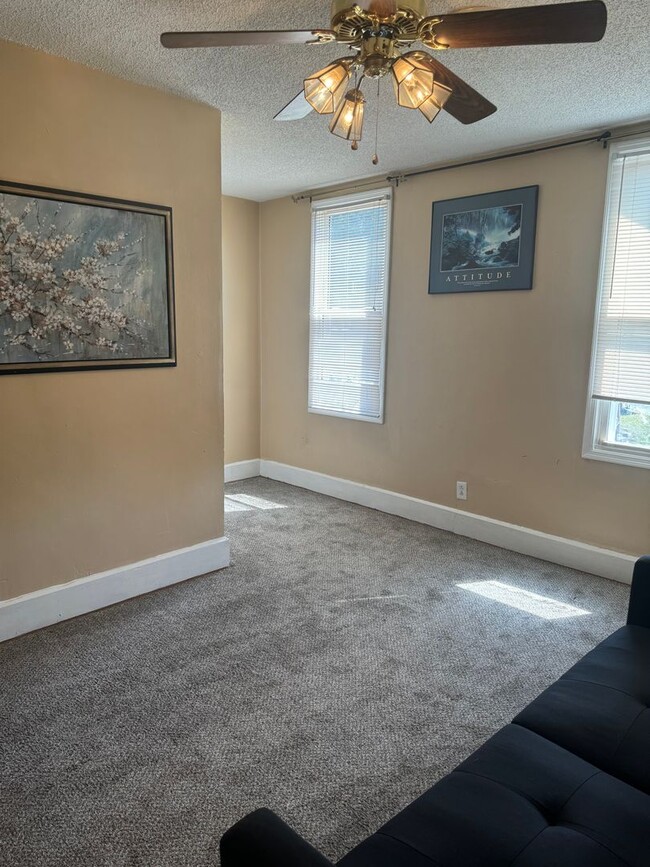 Building Photo - Knoxville 37914 - 2 bedroom, 1.5 Bath - Co...