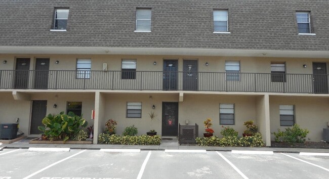 Building Photo - 1030 Pine Tree Dr