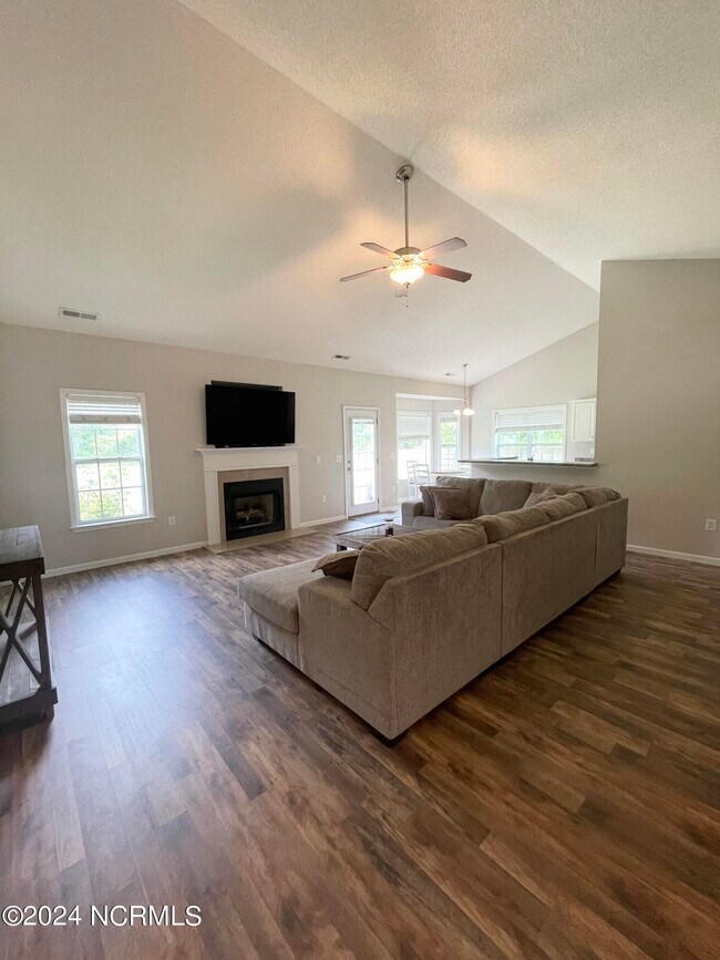 Foto del edificio - 145 Spring Leaf Ln