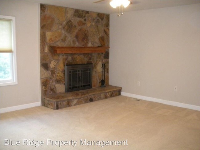 Building Photo - 4 br, 3 bath House - 389 Lakewind Dr. S.