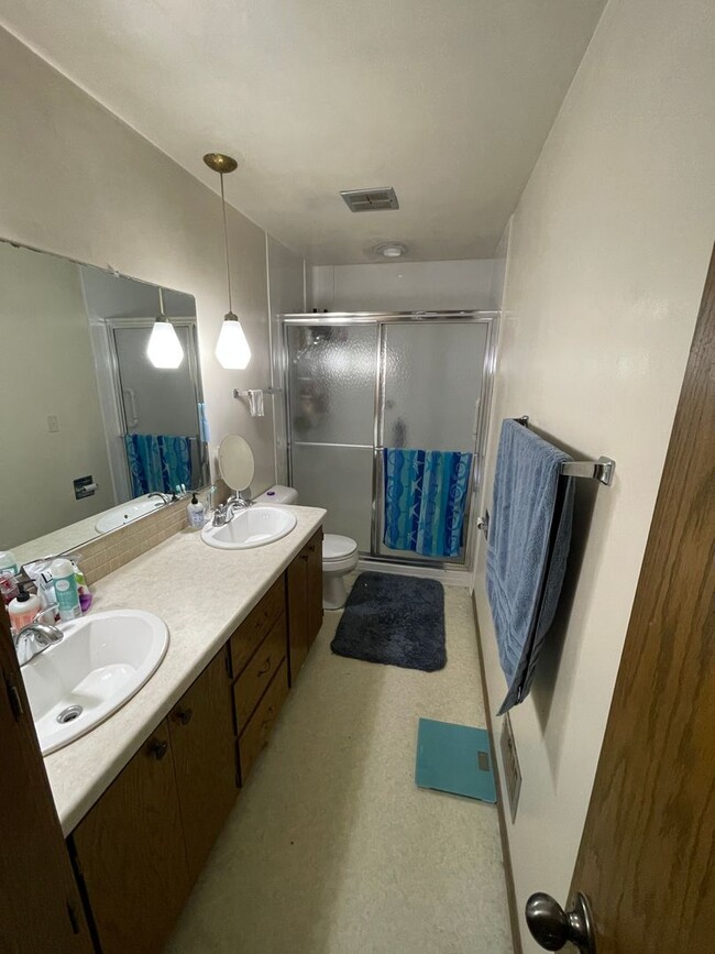 Foto del edificio - 2 bed, 2 bath, duplex across from park. Ap...