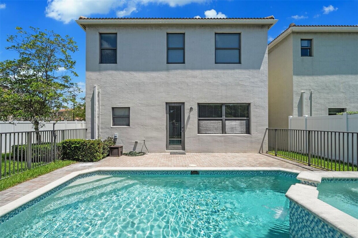 Foto principal - 830 NE 191st St